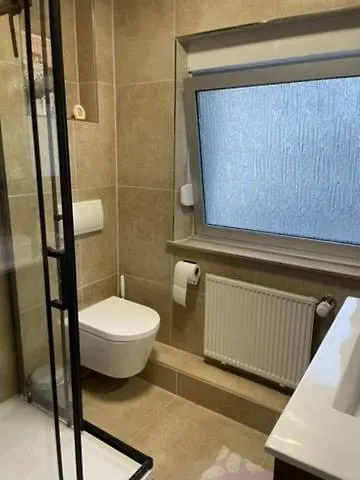 Modernes Haus Mit Garten In Windberg, Ruhig & Zentral